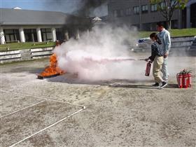 学生の消火活動訓練